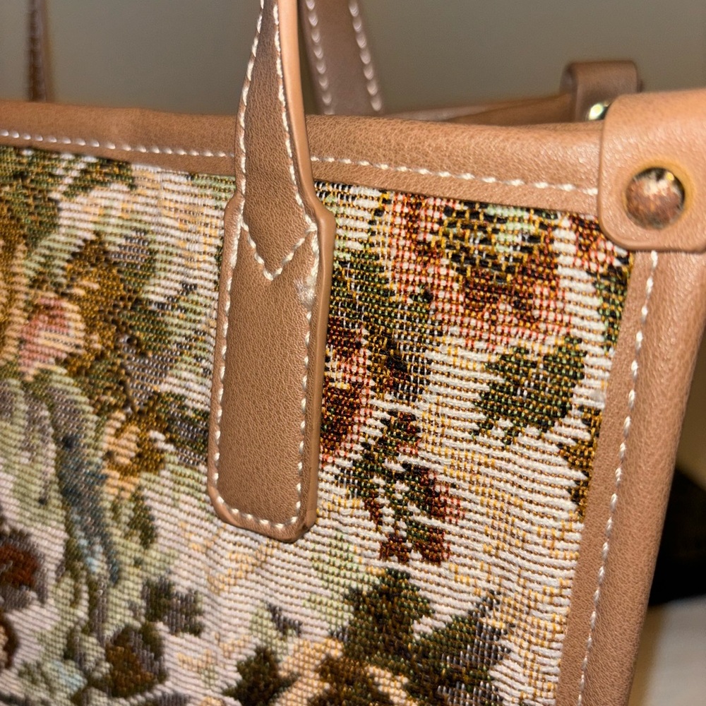 Carpet style small tote